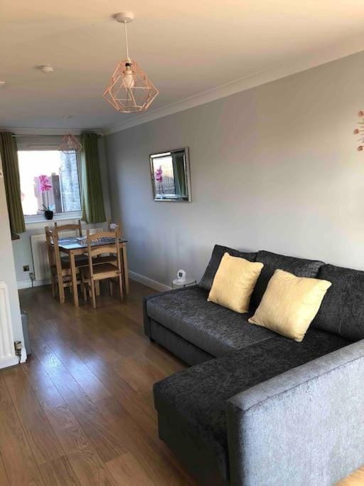 Cosy Home with Free Parking Near Edinburgh St Andrews M90 & Amazon House in Dunfermline