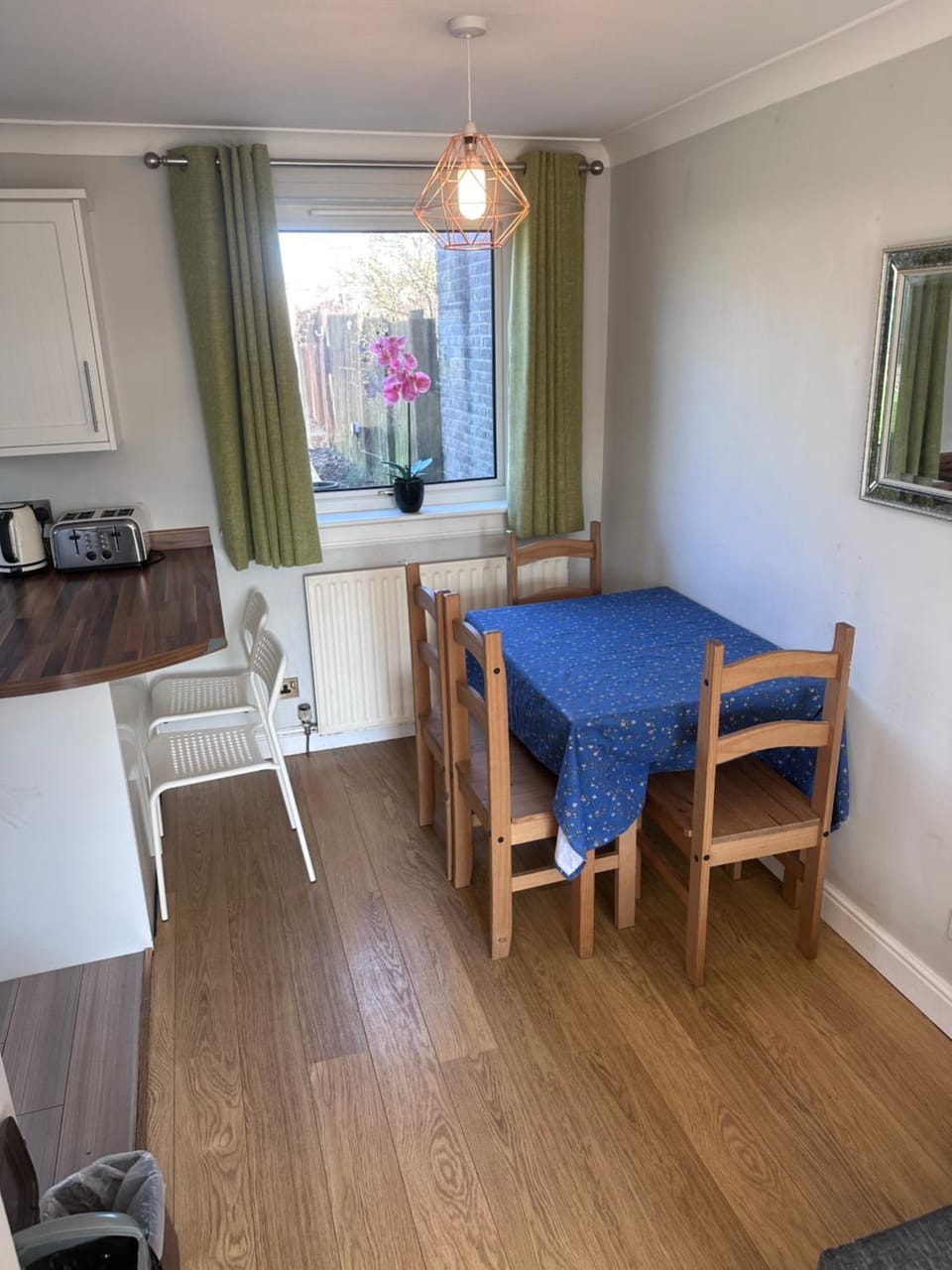 Cosy Home with Free Parking Near Edinburgh St Andrews M90 & Amazon House in Dunfermline