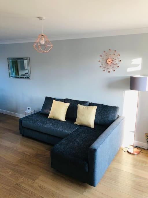 Cosy Home with Free Parking Near Edinburgh St Andrews M90 & Amazon House in Dunfermline