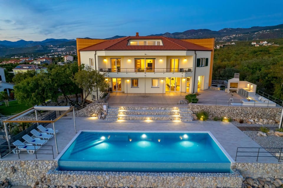 Property building, Pool view, Swimming pool, Swimming pool, sunbed