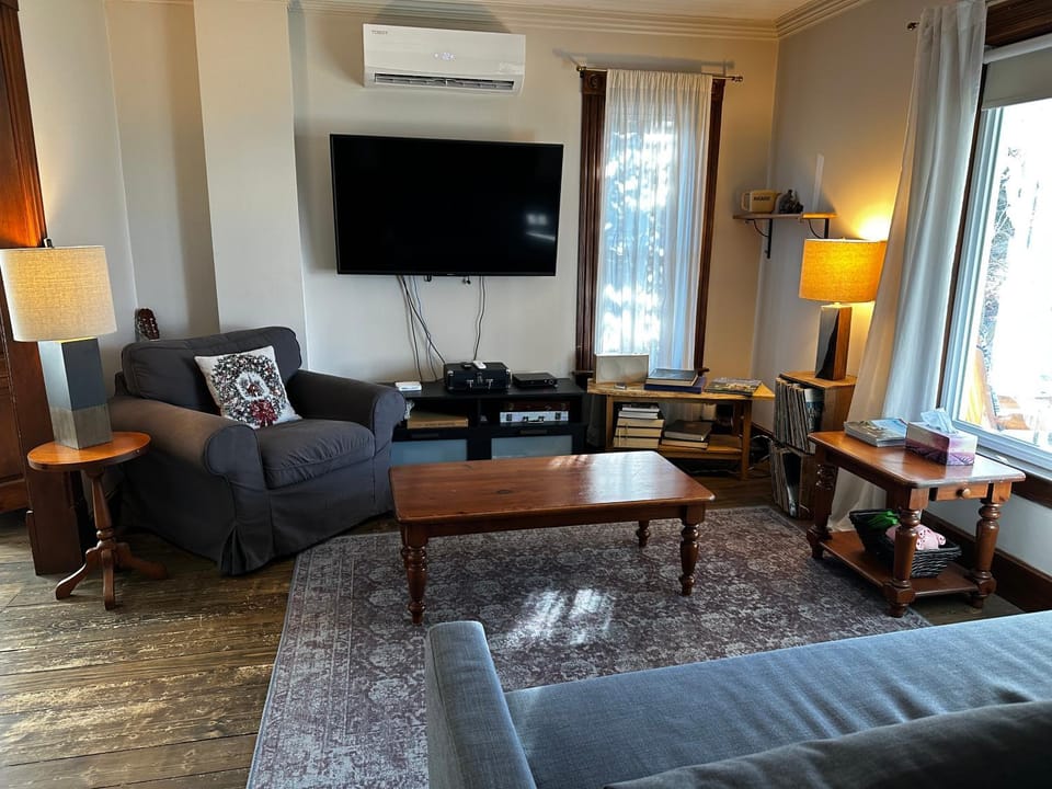 Communal lounge/ TV room, TV and multimedia, Living room, Seating area, Evening entertainment, air conditioner