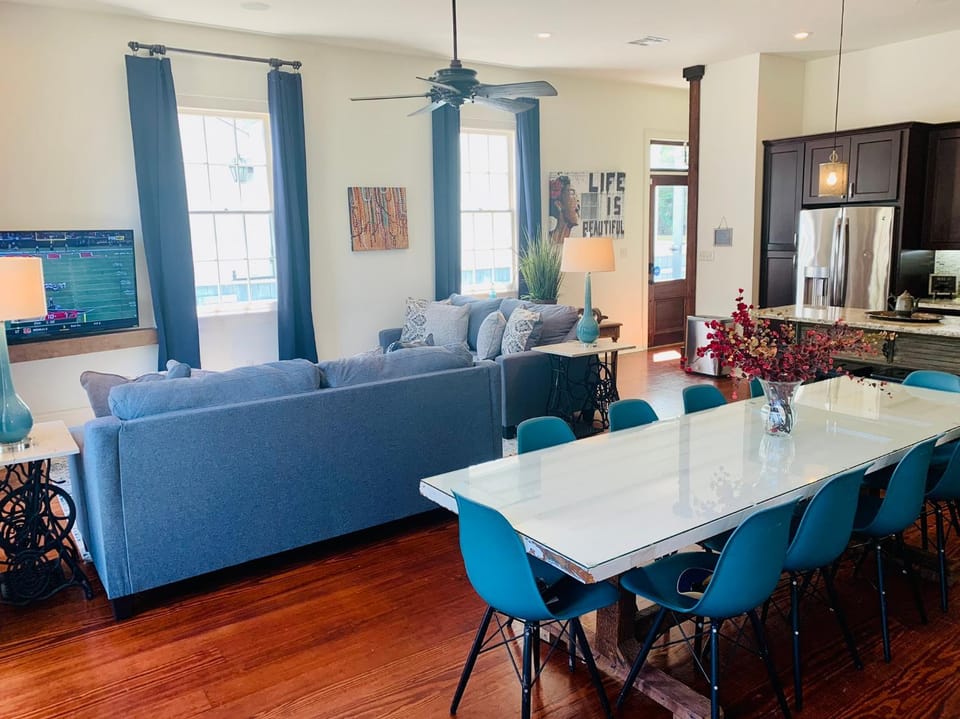 Kitchen or kitchenette, Living room, Seating area, Dining area