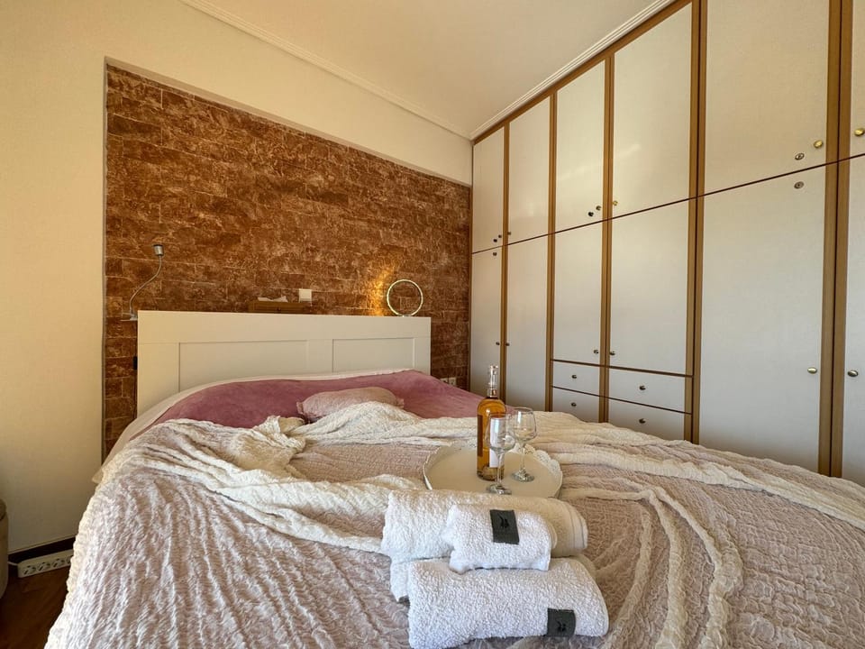 Bed, Photo of the whole room, towels, wardrobe