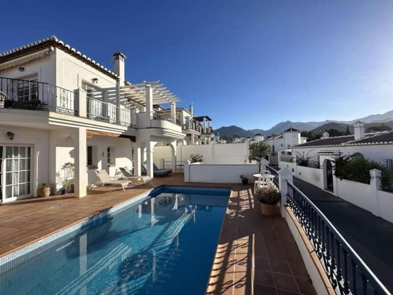 Stunning detached 3-bed villa with private pool House in Axarquía