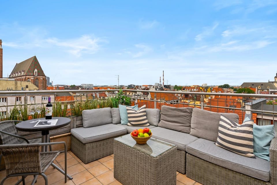 Natural landscape, Balcony/Terrace, Seating area, City view