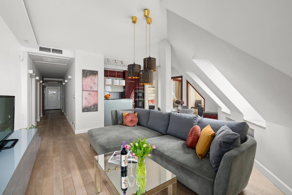 TV and multimedia, Kitchen or kitchenette, Living room, Seating area, Dining area
