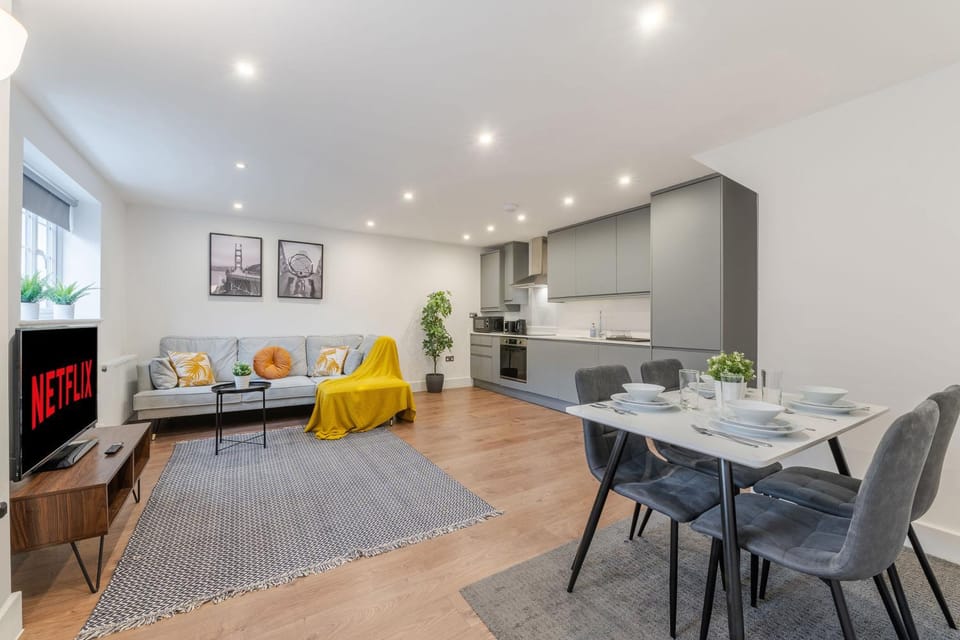 TV and multimedia, Kitchen or kitchenette, Living room, Seating area, Dining area
