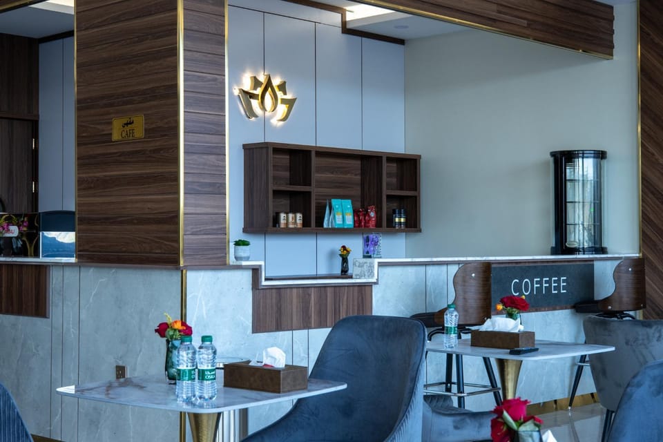 Lounge or bar, Food and drinks, Banquet/Function facilities, Drinks, Internal: Not applicable to any particular room