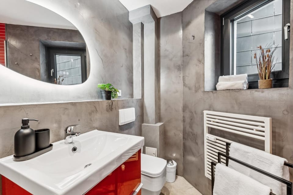 Toilet, Bathroom, towels