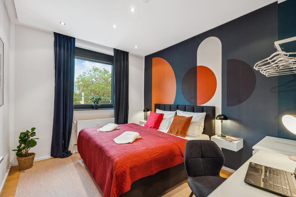 Bed, Photo of the whole room, Seating area, Bedroom, towels