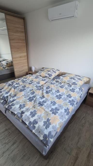 Bed, Bedroom, air conditioner