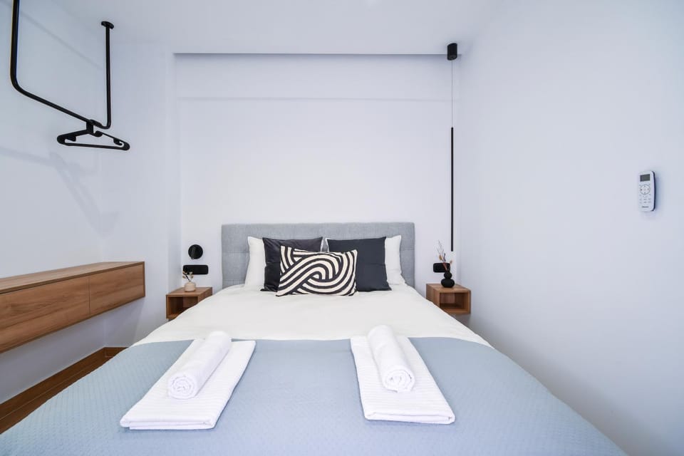 Bed, Photo of the whole room, Bedroom, towels