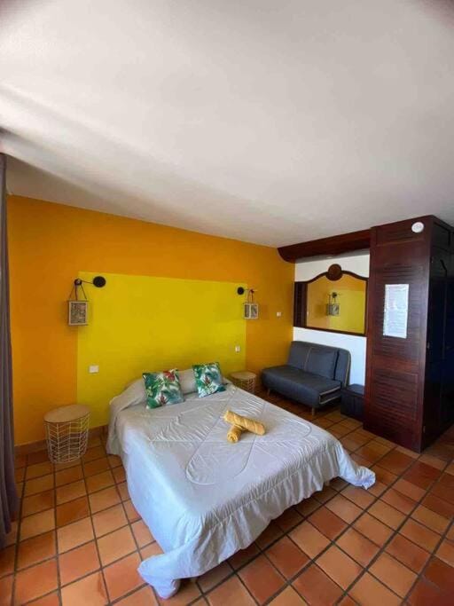Bed, Bedroom, towels