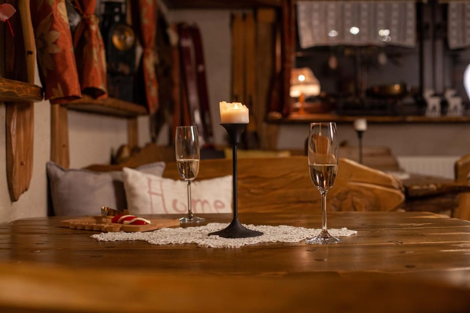 Property building, Communal lounge/ TV room, Lounge or bar, Decorative detail