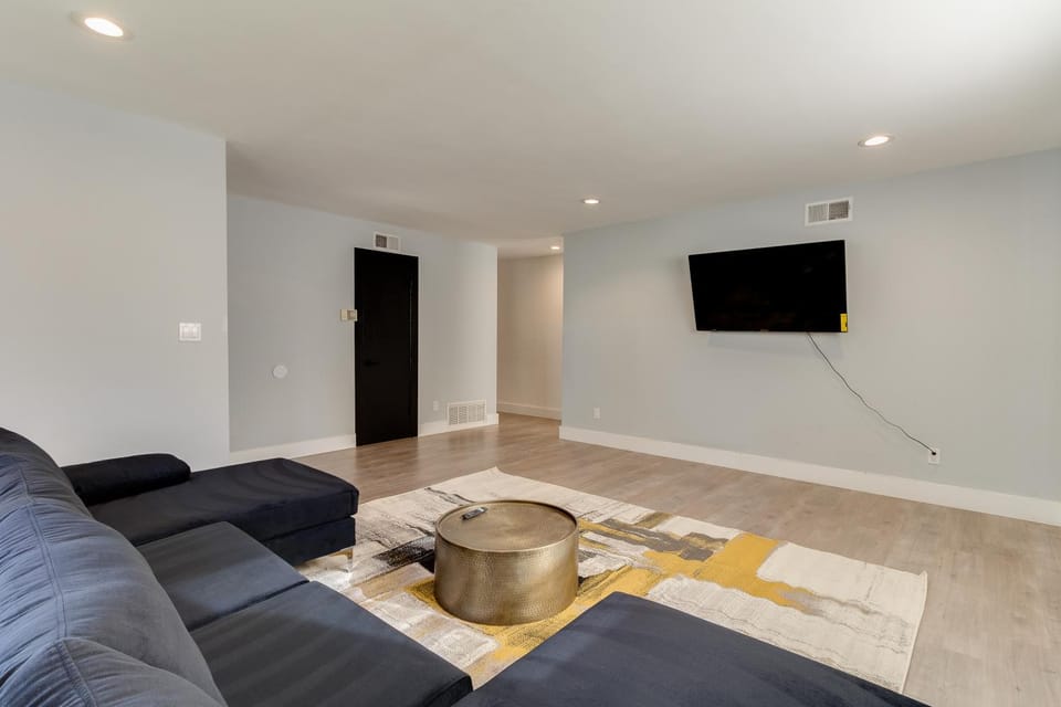 Communal lounge/ TV room, Living room, Seating area, Evening entertainment