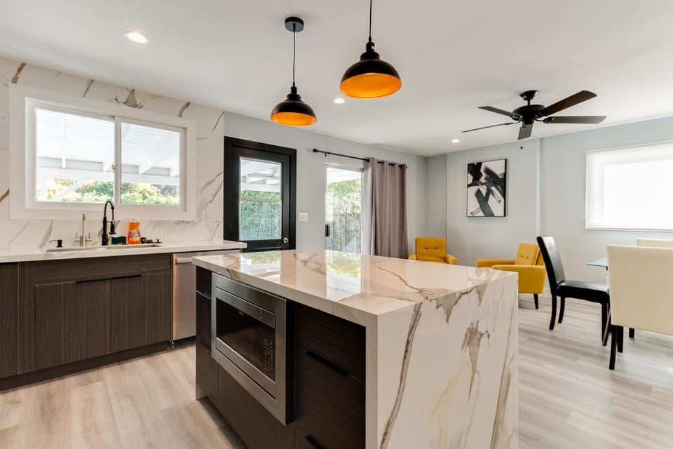Kitchen or kitchenette, Dining area, fireplace