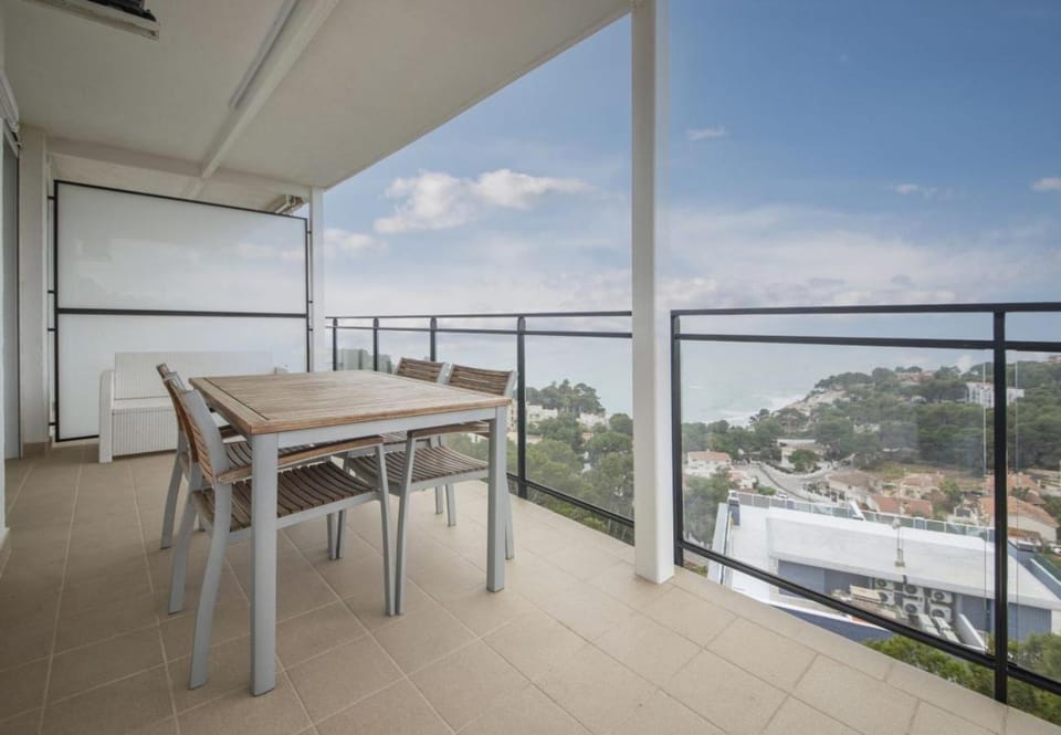 Natural landscape, View (from property/room), Balcony/Terrace, Dining area, Sea view