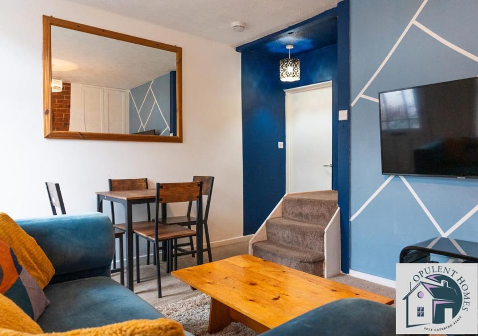 TV and multimedia, Living room, Seating area, Dining area