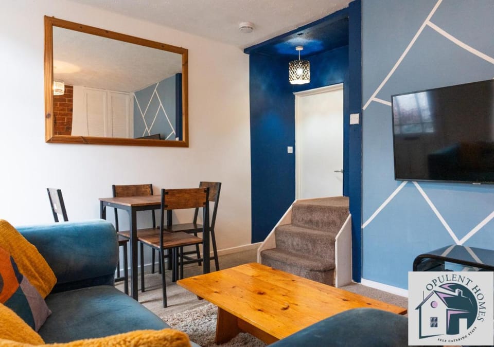 TV and multimedia, Living room, Seating area, Dining area