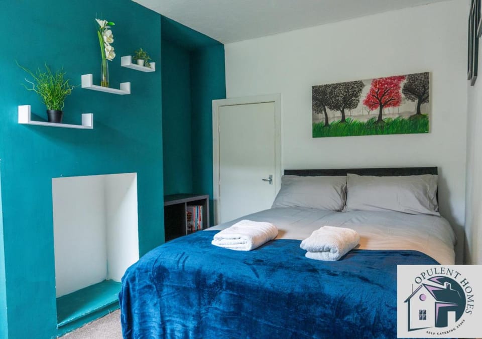 Bed, Photo of the whole room, Bedroom, towels