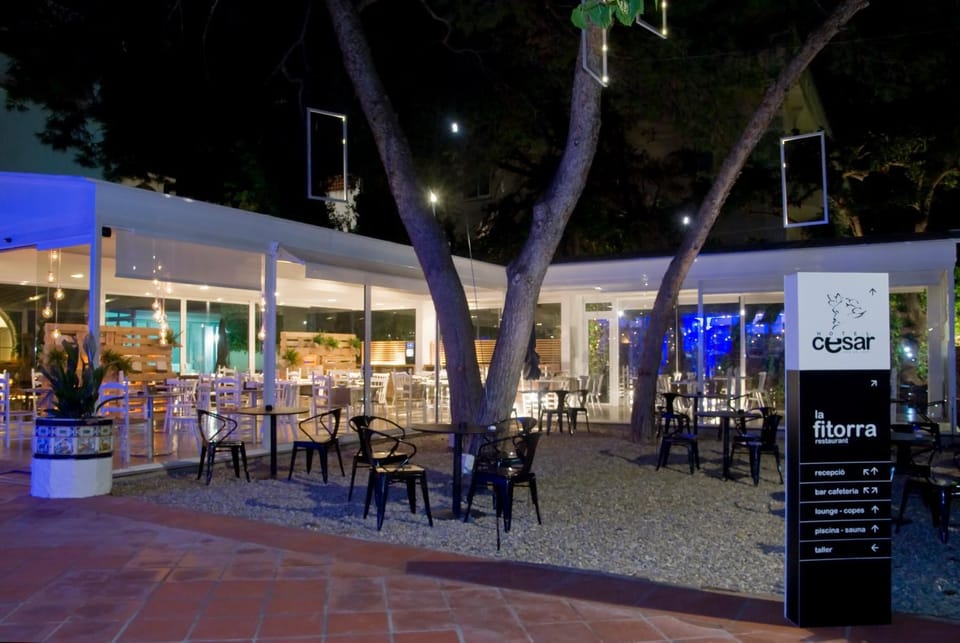 Restaurant/places to eat, Garden, Balcony/Terrace