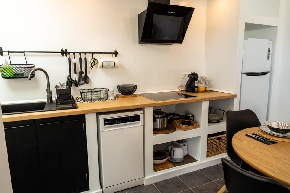Coffee/tea facilities, Kitchen or kitchenette, stove