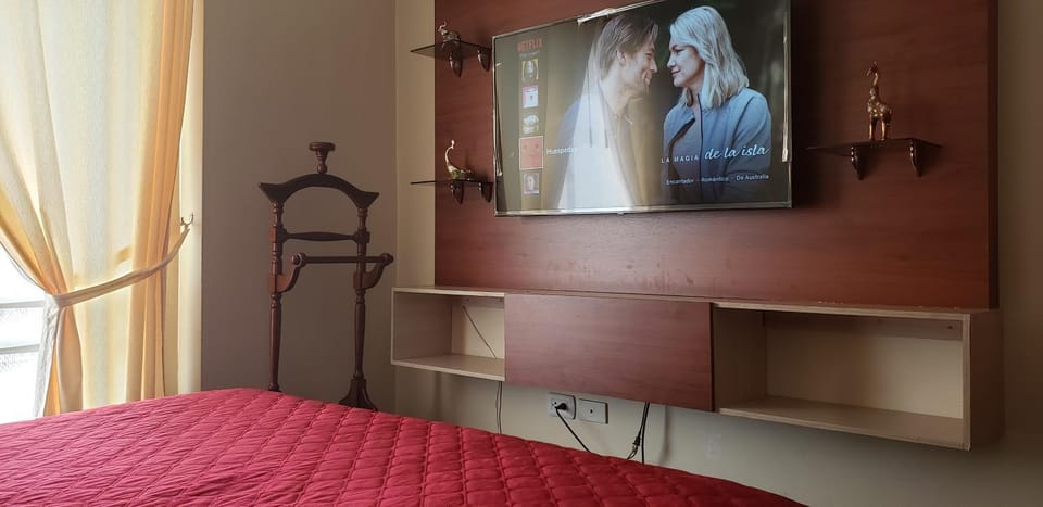 TV and multimedia, Photo of the whole room, Bedroom