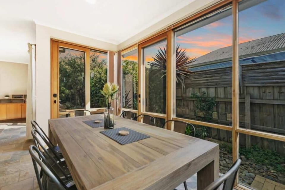 Pet friendly 500 metres to beach and shops House in Torquay