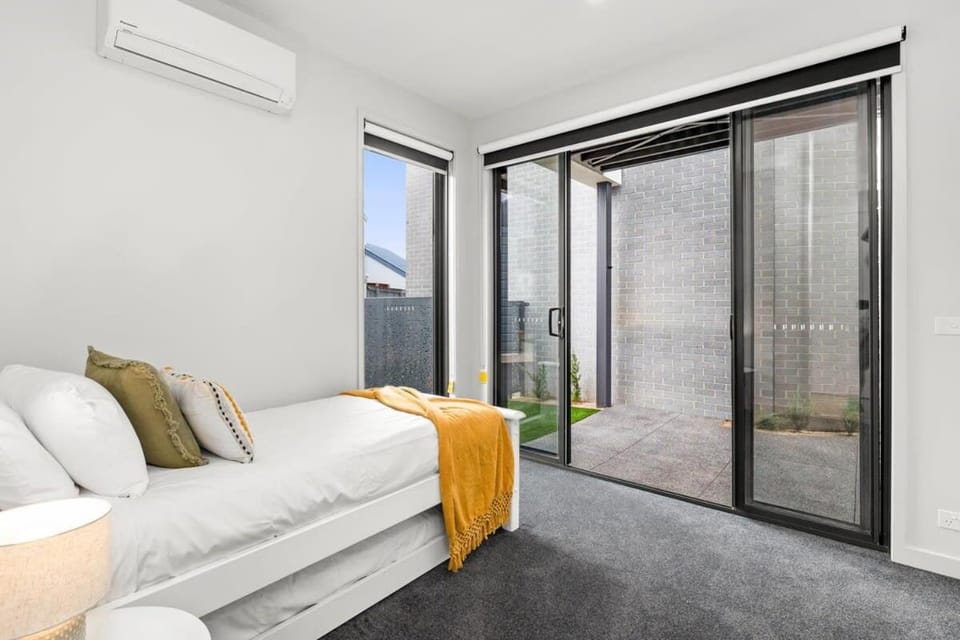 Bed, Bedroom, air conditioner