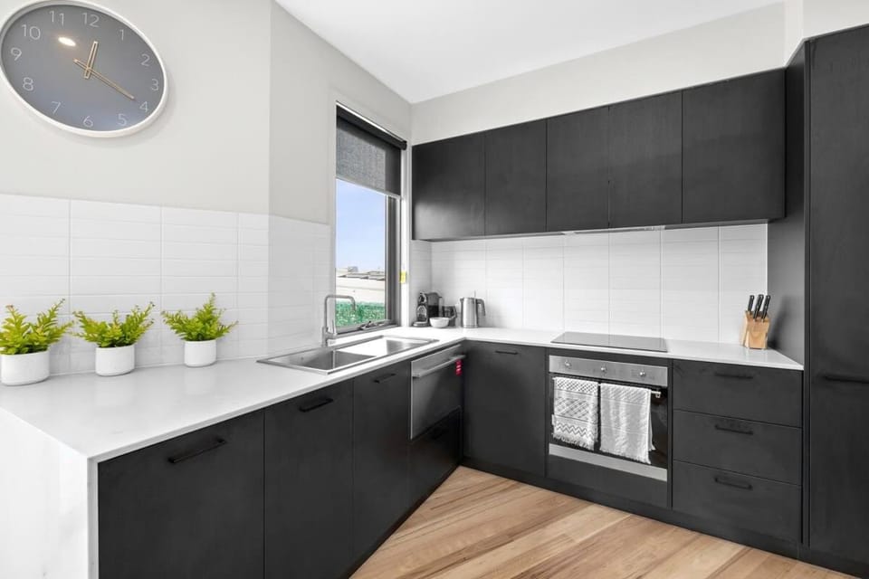 Kitchen or kitchenette, dishwasher, stove