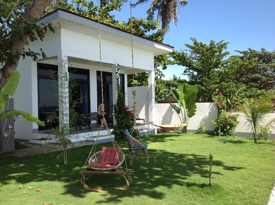 BambooBeachVilla1 AC New OCEANFRONT POOL sunsetview garden kitchen SATELLITE STARLINK WI-FI Villa in Central Visayas