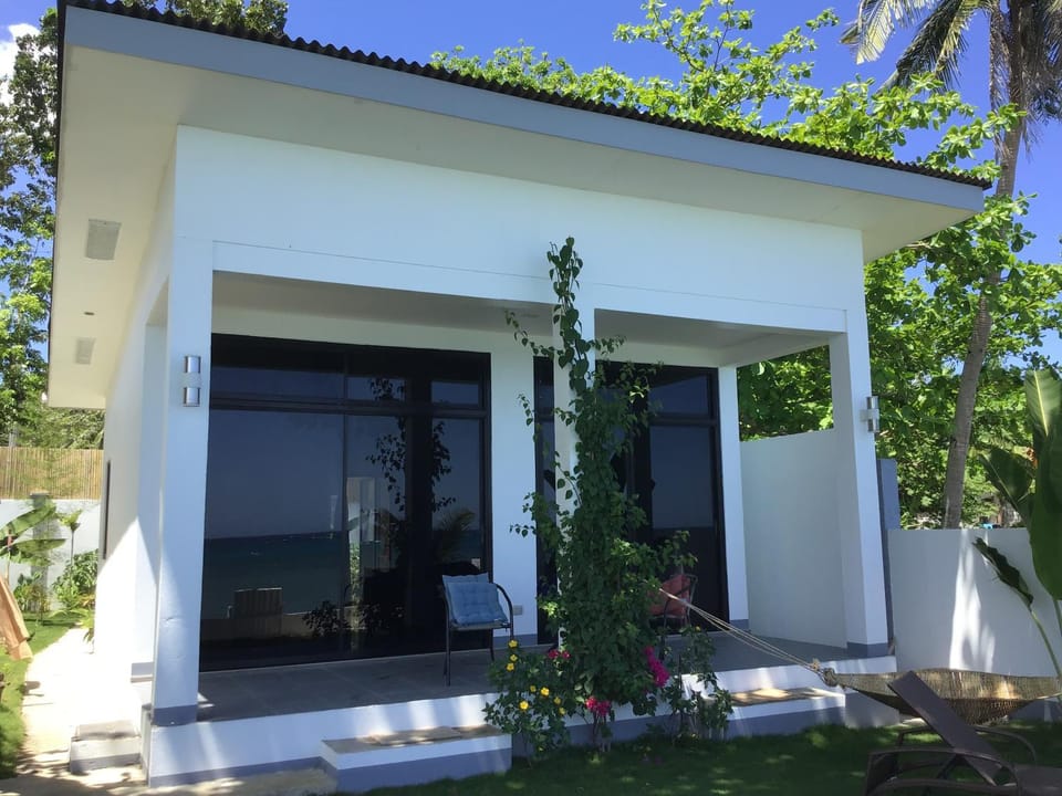 BambooBeachVilla1 AC New OCEANFRONT POOL sunsetview garden kitchen SATELLITE STARLINK WI-FI Villa in Central Visayas