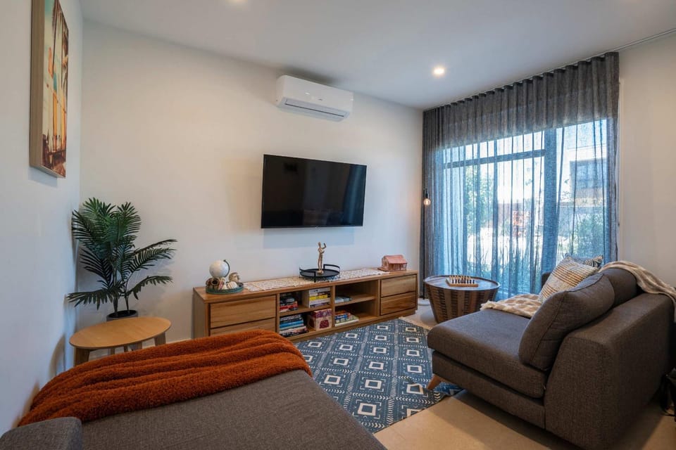 Breezy Coastal Townhouse near Park & Shops Apartment in Torquay