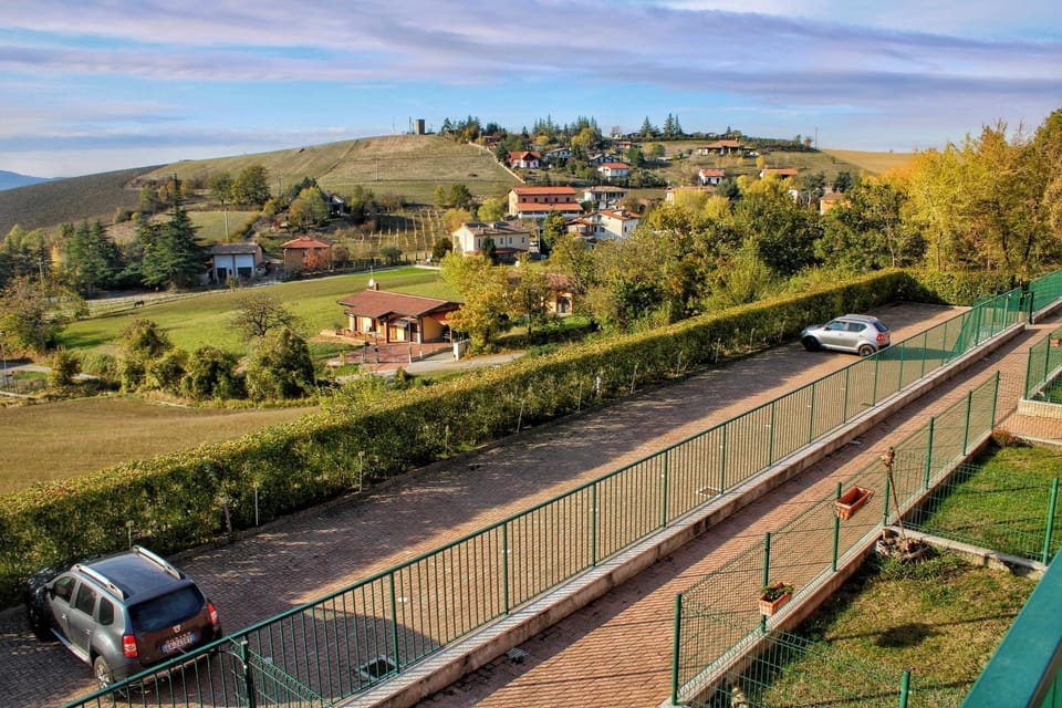 Day, Neighbourhood, Natural landscape, Bird's eye view, Mountain view, Street view, Parking
