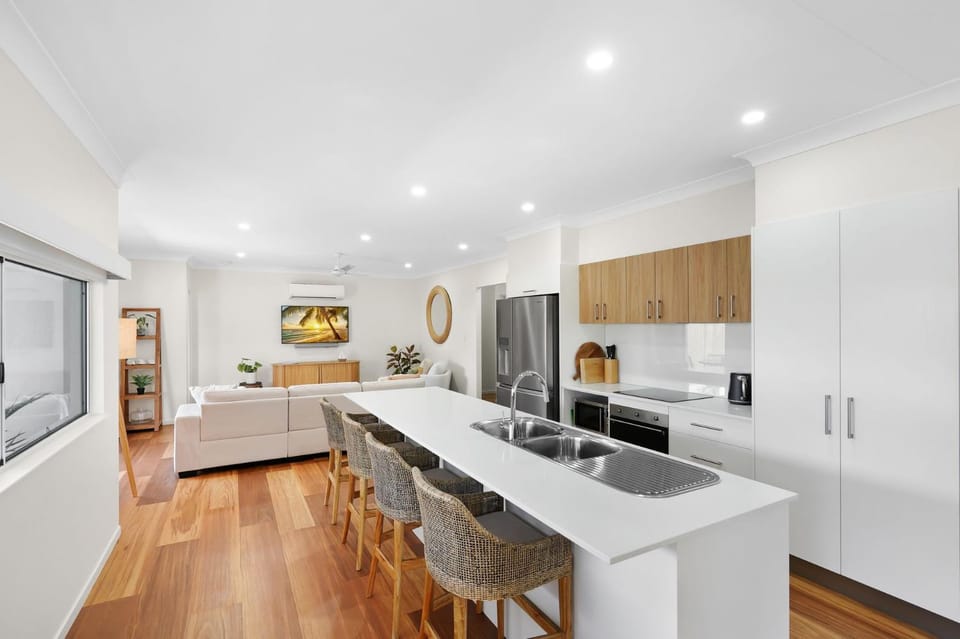 TV and multimedia, Kitchen or kitchenette, dishwasher, oven, stove