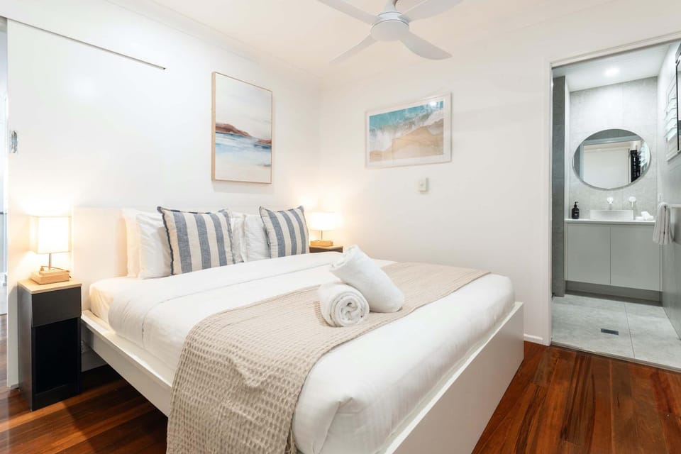 Shower, Bed, Bathroom, Photo of the whole room, Bedroom, towels