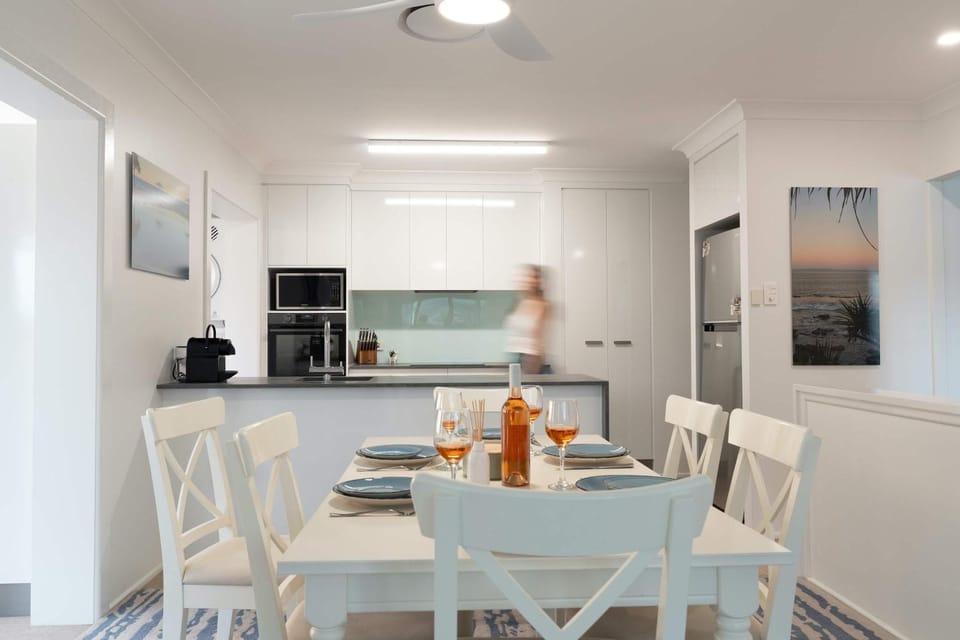 Kitchen or kitchenette, Food and drinks, Dining area, oven, stove