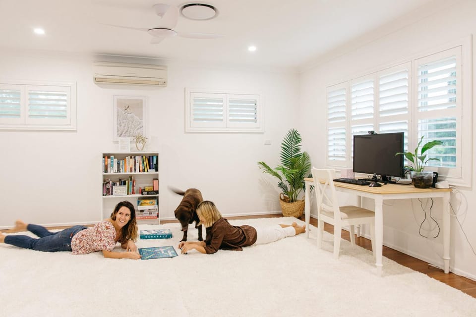 Library, Living room, Photo of the whole room, Seating area, Evening entertainment, children, group of guests, air conditioner