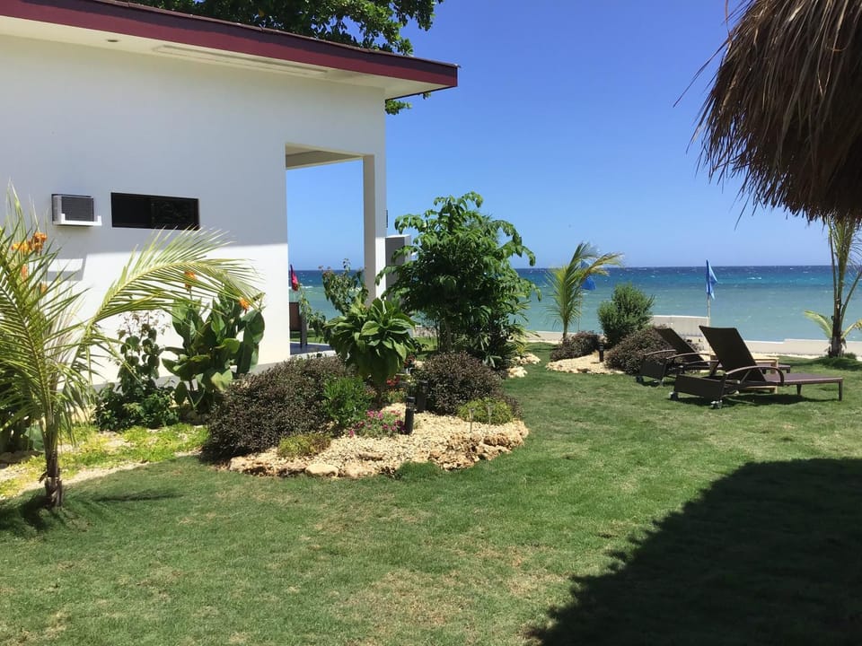 BambooBeachVilla2 AC NEW OCEANFRONT POOL sunsetview garden kitchen SATELLITE STARLINK WI-FI Villa in Central Visayas