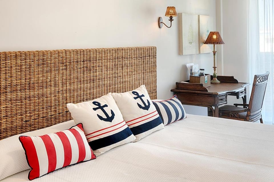 Bed, Seating area, Bedroom