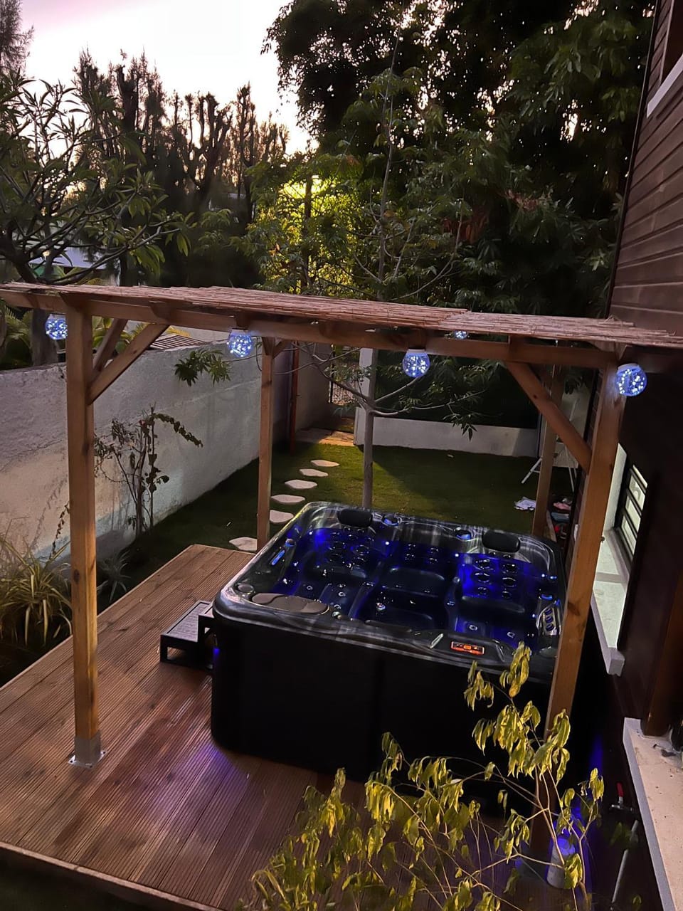 Patio, Day, Garden, Garden, Hot Tub, Garden view