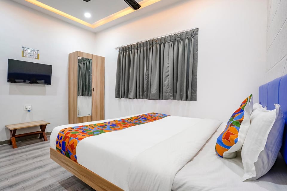 Communal lounge/ TV room, TV and multimedia, Photo of the whole room, Evening entertainment, Bedroom, wardrobe