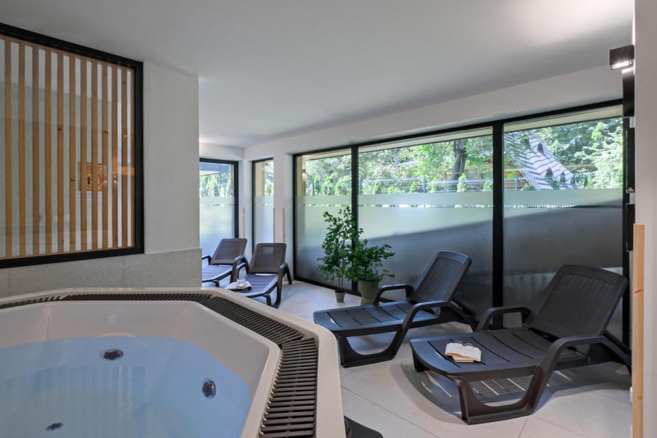 Hot Tub, Sauna