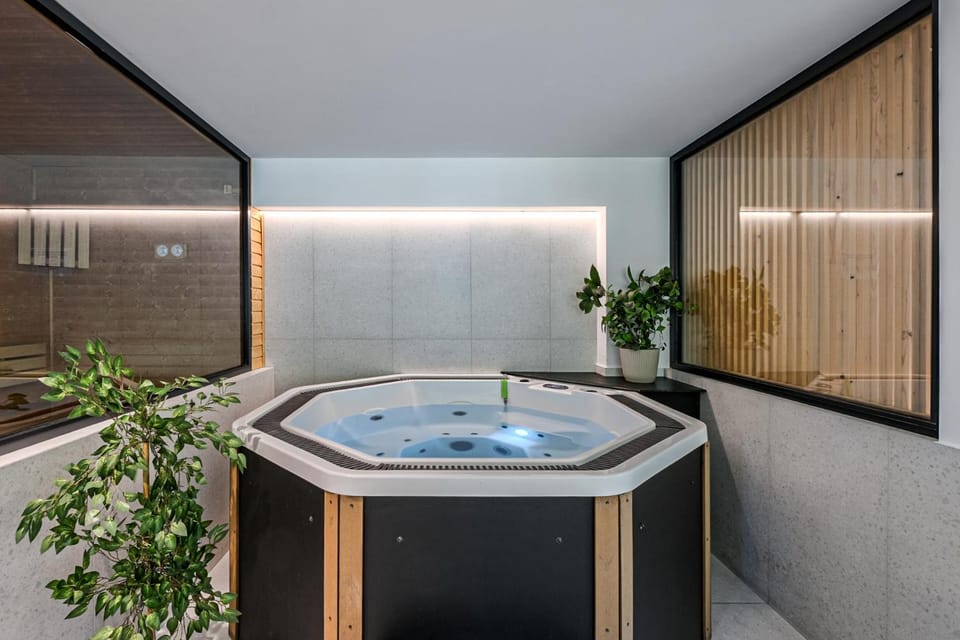 Hot Tub, Bathroom
