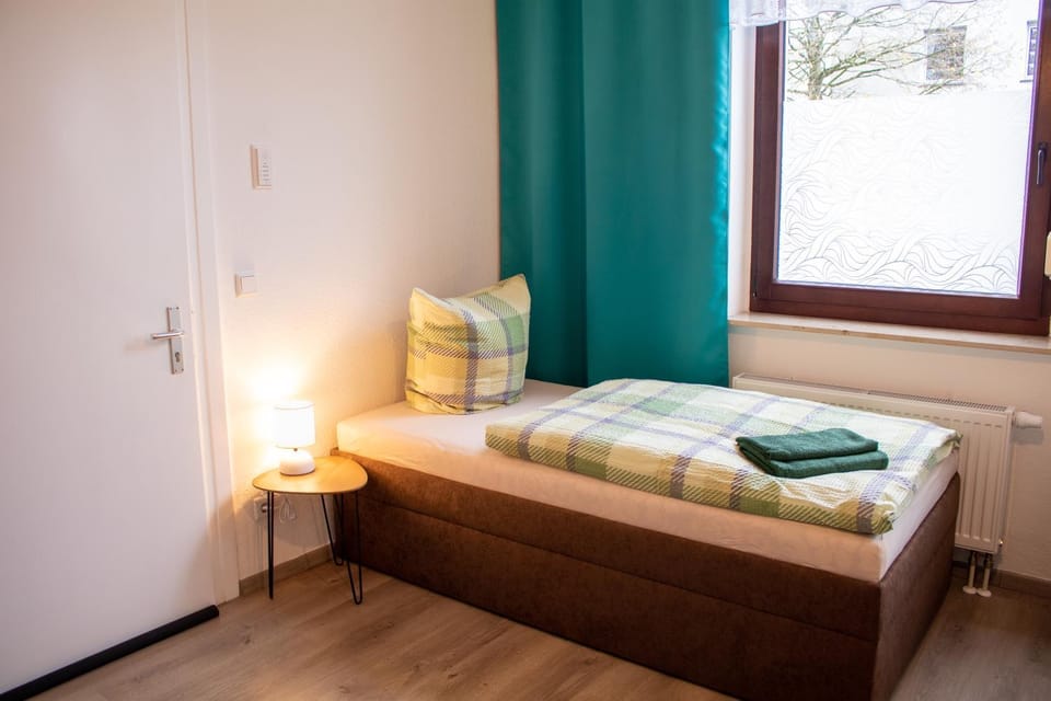Bed, Bedroom, towels