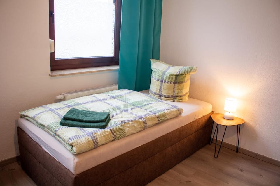 Bed, Bedroom, towels