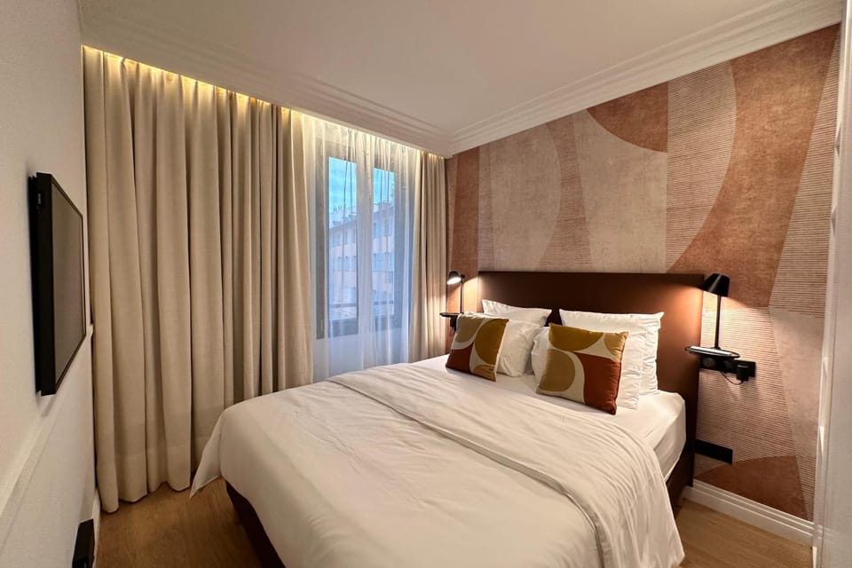 Bed, TV and multimedia, Bedroom