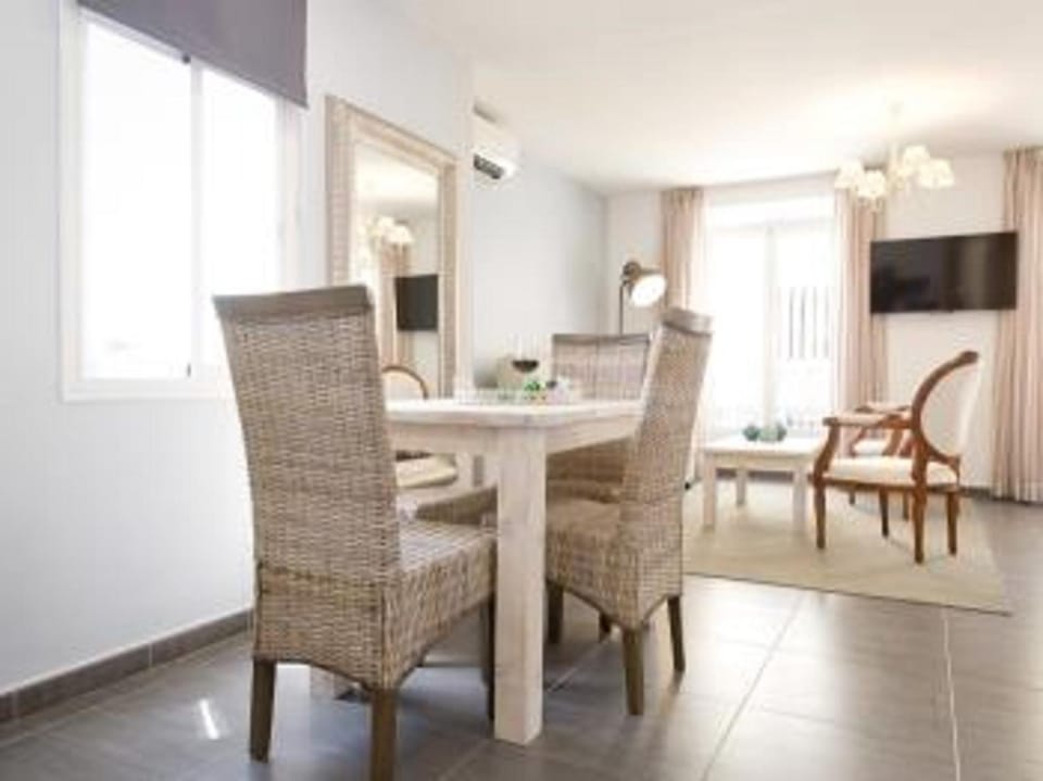 TV and multimedia, Living room, Seating area, Dining area
