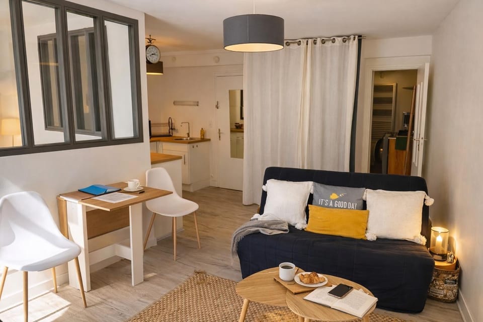 Living room, Seating area, Dining area