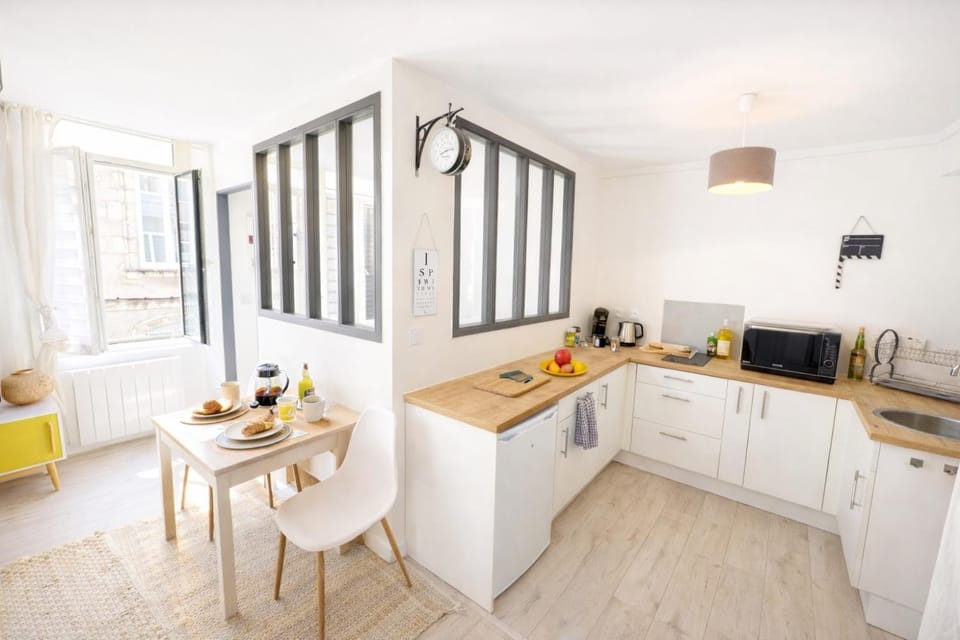 Coffee/tea facilities, Kitchen or kitchenette, Dining area, oven, stove